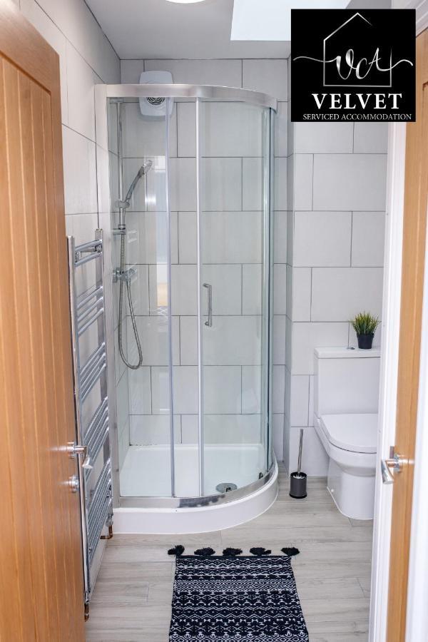 Appartamento 1 Bed House , Free Wifi,Free Parking,Leasure,Business Swansea Esterno foto