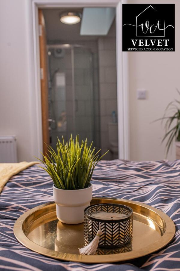 Appartamento 1 Bed House , Free Wifi,Free Parking,Leasure,Business Swansea Esterno foto